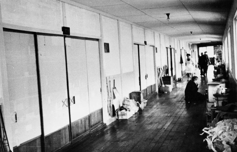 (写真協力：佐久総合病院　浅沼信治先生) 廊下で七輪を使い食事の提供をしていた。